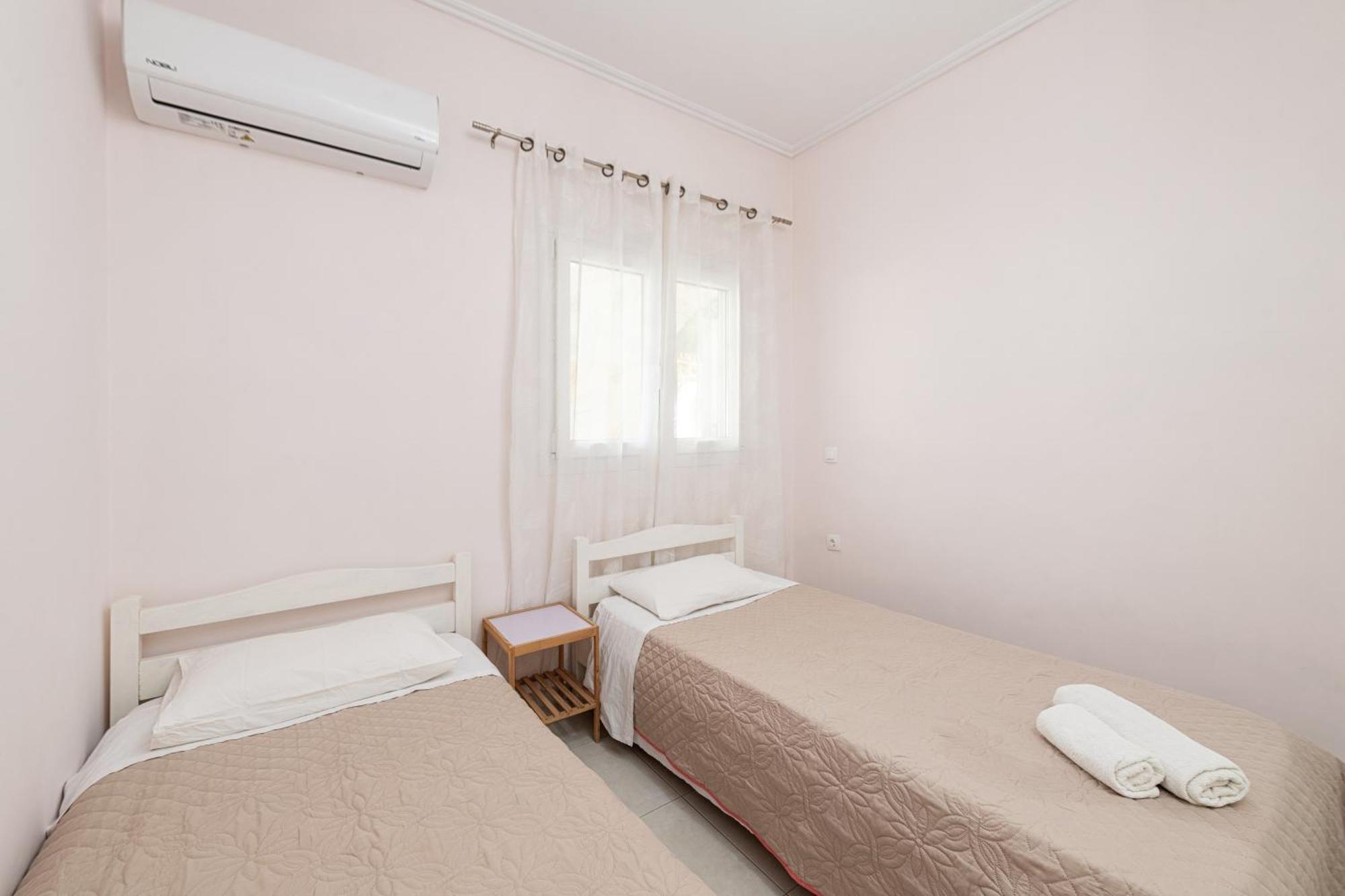 Lazaros Apartments Гувия Екстериор снимка