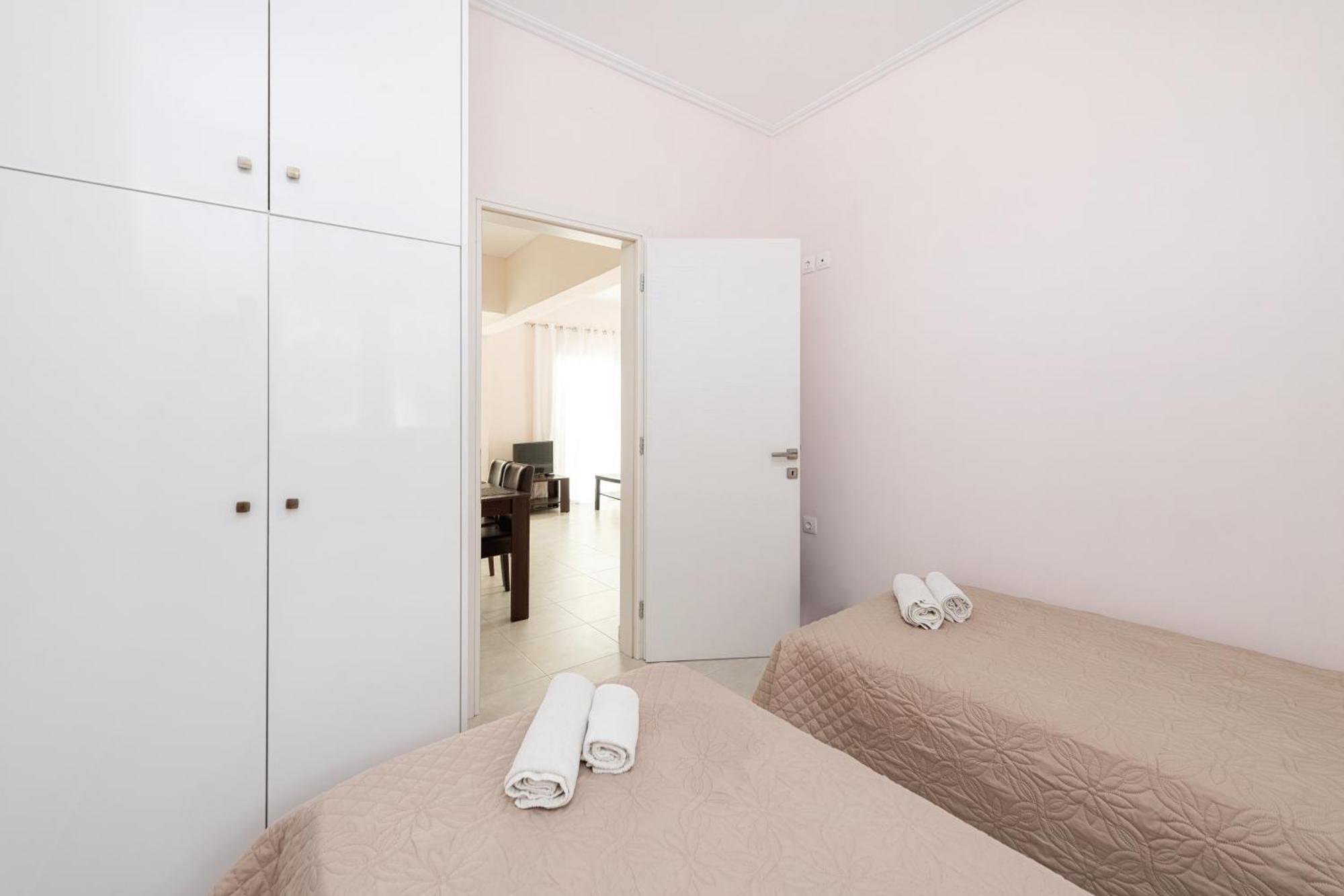 Lazaros Apartments Гувия Екстериор снимка