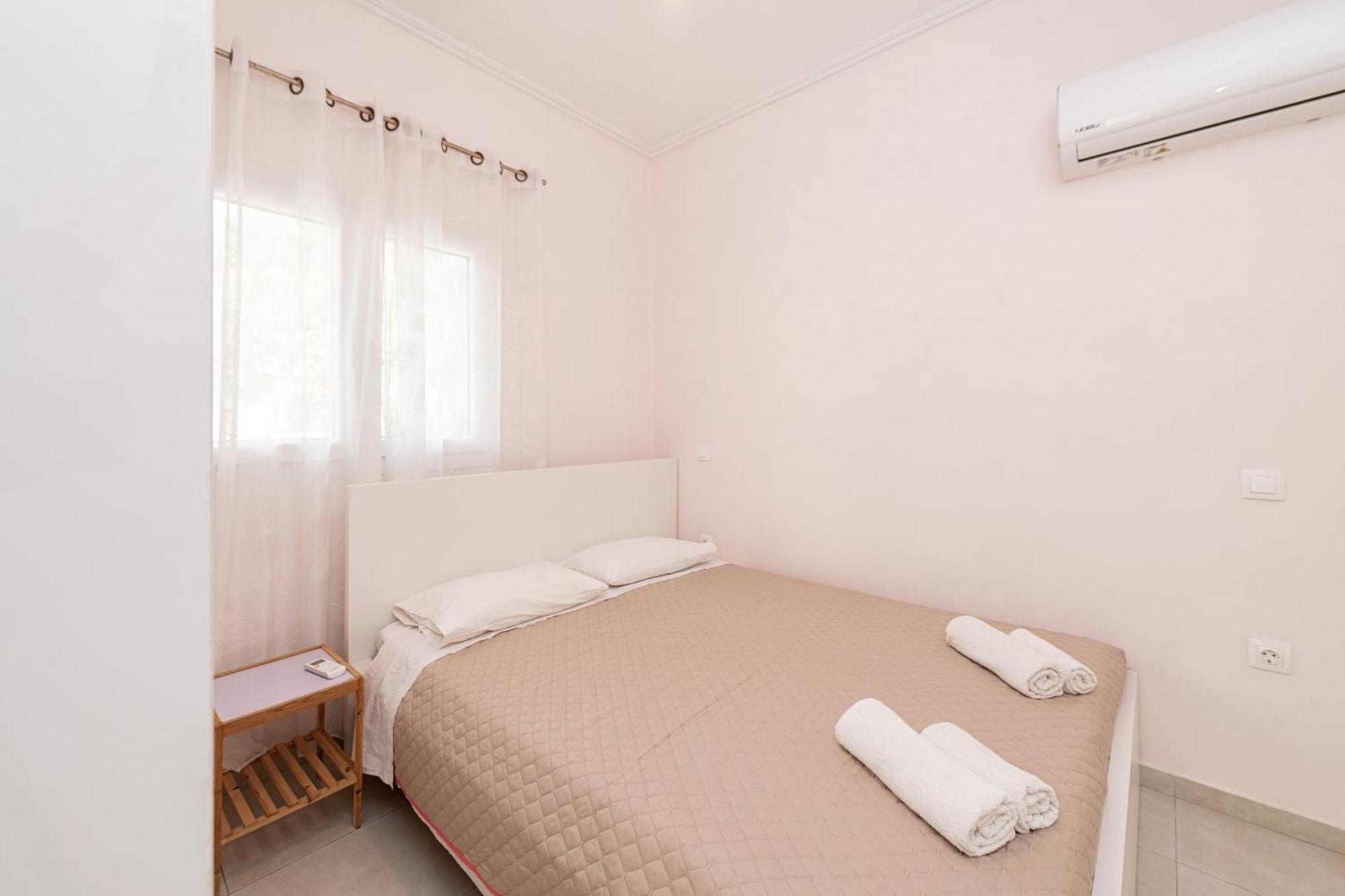 Lazaros Apartments Гувия Екстериор снимка