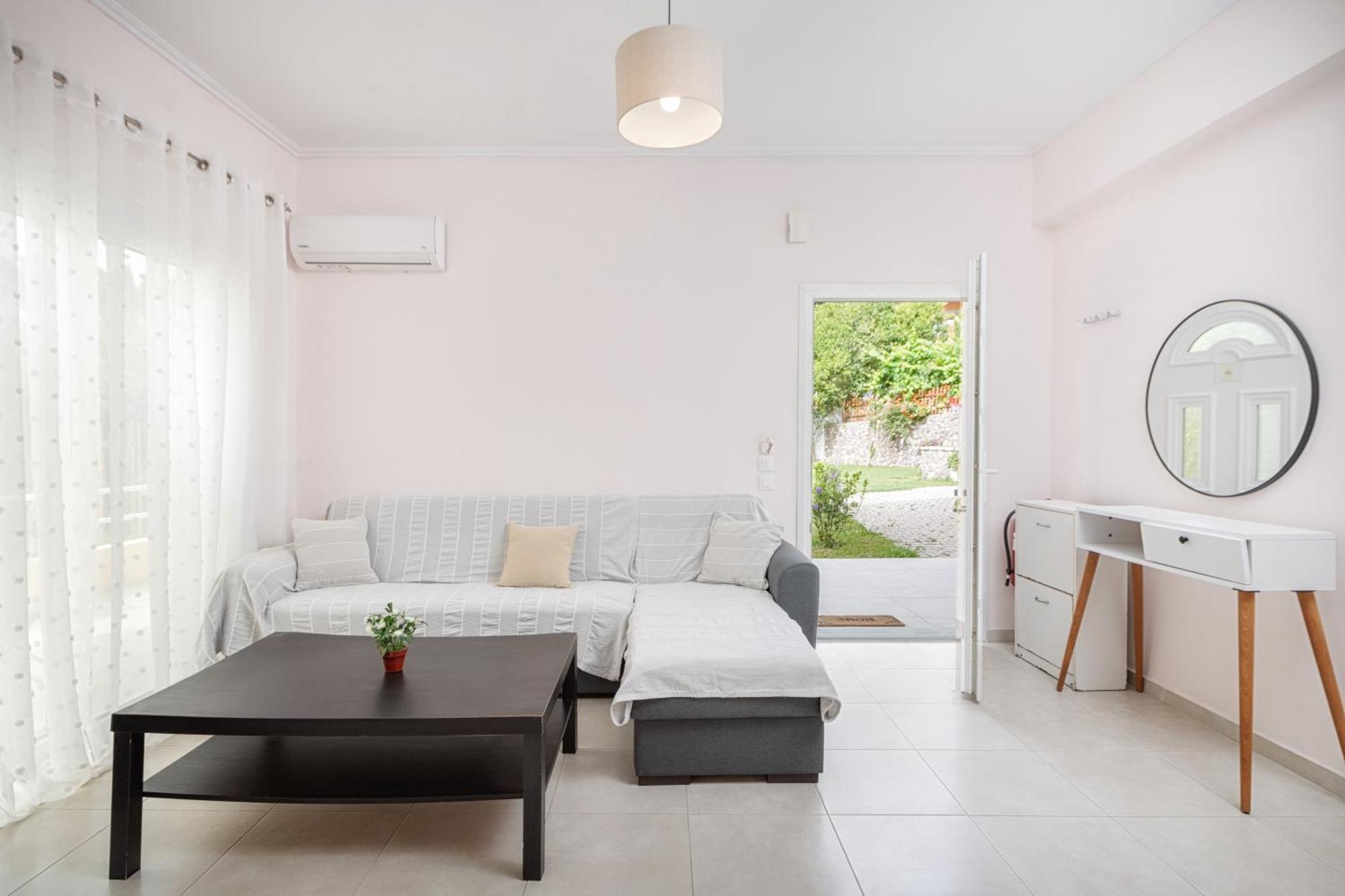 Lazaros Apartments Гувия Екстериор снимка