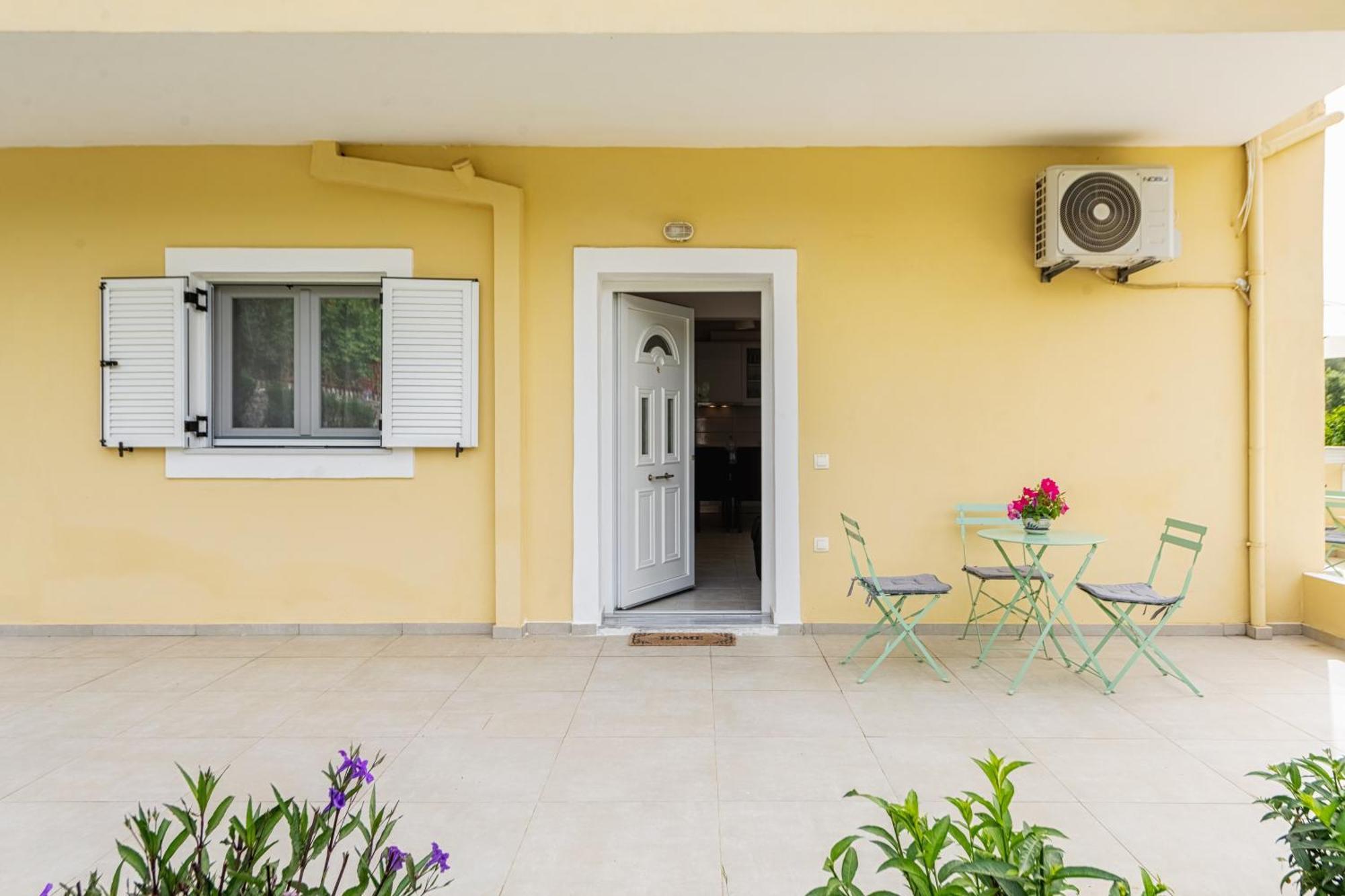 Lazaros Apartments Гувия Екстериор снимка