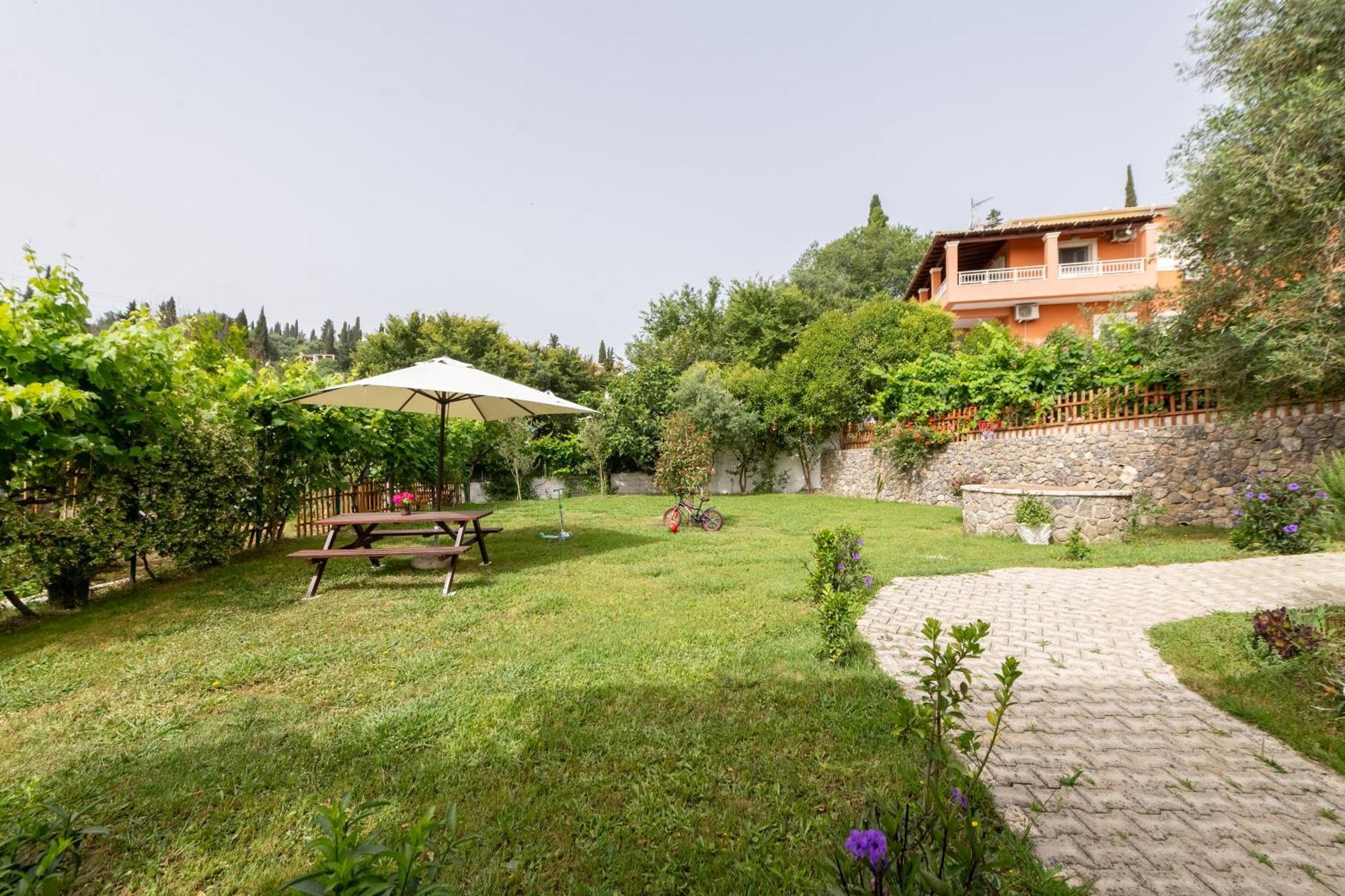 Lazaros Apartments Гувия Екстериор снимка