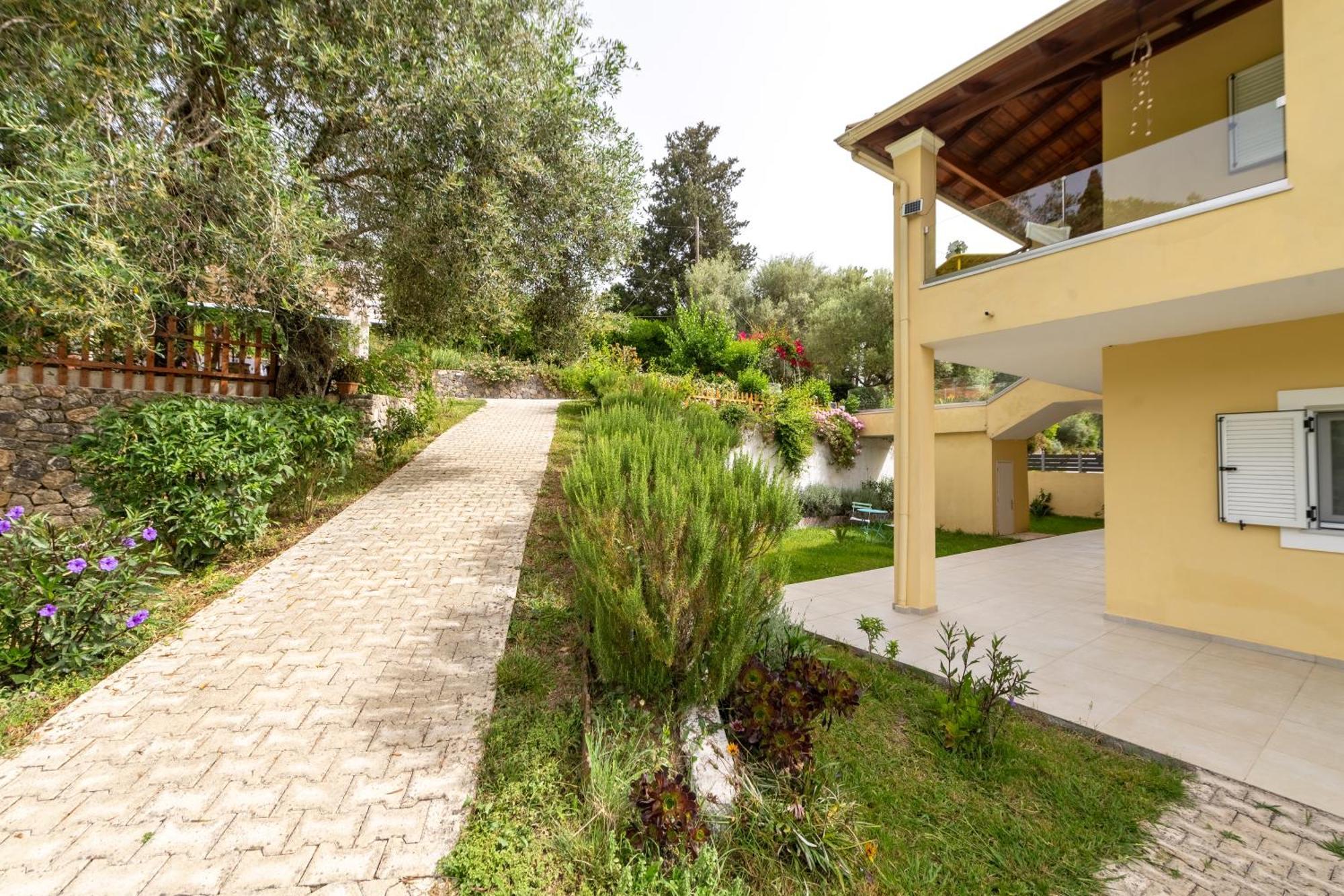 Lazaros Apartments Гувия Екстериор снимка