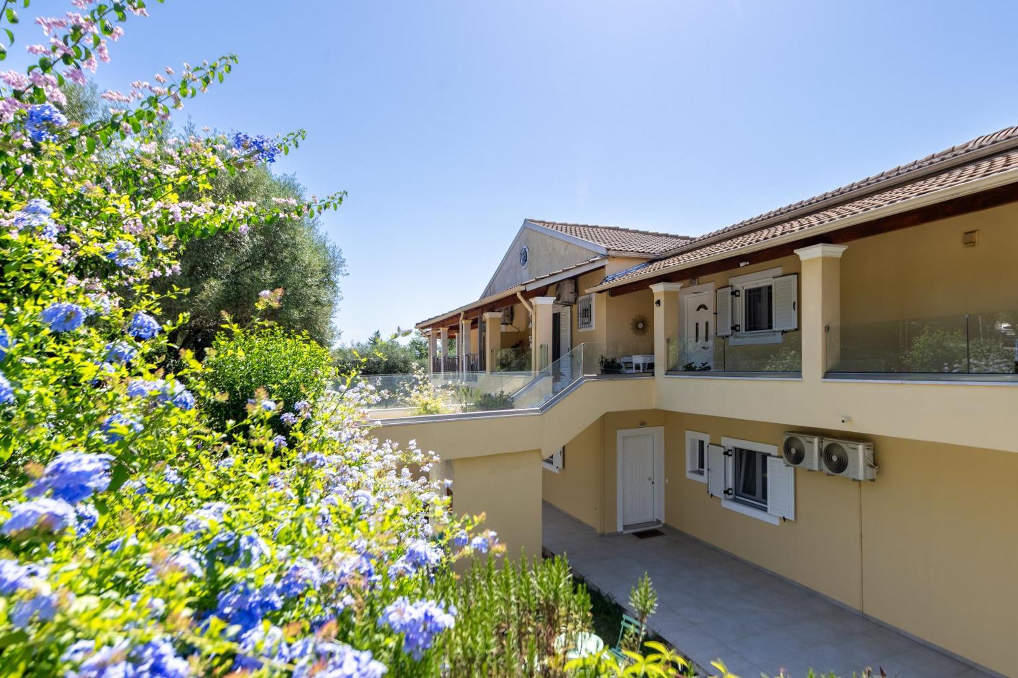 Lazaros Apartments Гувия Екстериор снимка